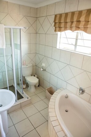 Dusche, kostenlose Toilettenartikel, Haartrockner, Handtücher