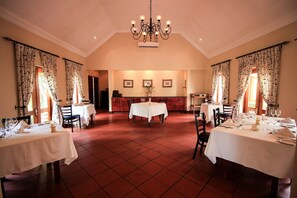 Ze serveren er ontbijt, lunch en diner 