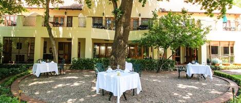 Serveert ontbijt, lunch, diner, lokale en internationale gerechten