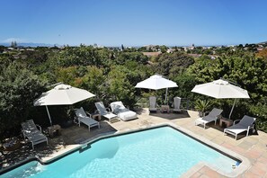 Außenpool, Sonnenschirme, Liegestühle