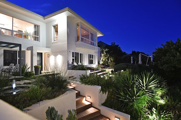 Front of property - evening/night - Vilacqua Boutique Guest Villa (Plettenberg Bay)