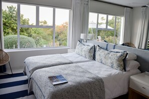 Deluxe Double/Twin room (Blu) | Egyptian cotton sheets, premium bedding, in-room safe - Vilacqua Boutique Guest Villa (Plettenberg Bay)