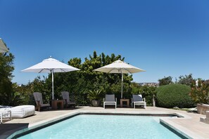 Piscina externa, guarda-sóis, espreguiçadeiras