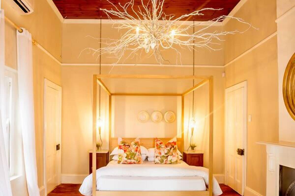 Phòng Suite Deluxe, 1 phòng ngủ (Queen Room) | Bàn, màn/rèm cản sáng, truy cập Internet không dây miễn phí 