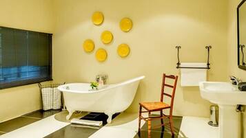 Family Room | Bathroom | Free toiletries, hair dryer, towels