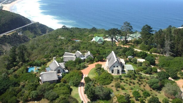 A coastal property with multiple houses, a swimming pool, and a view of the ocean. - Paradise Cove Country House (Wilderness)