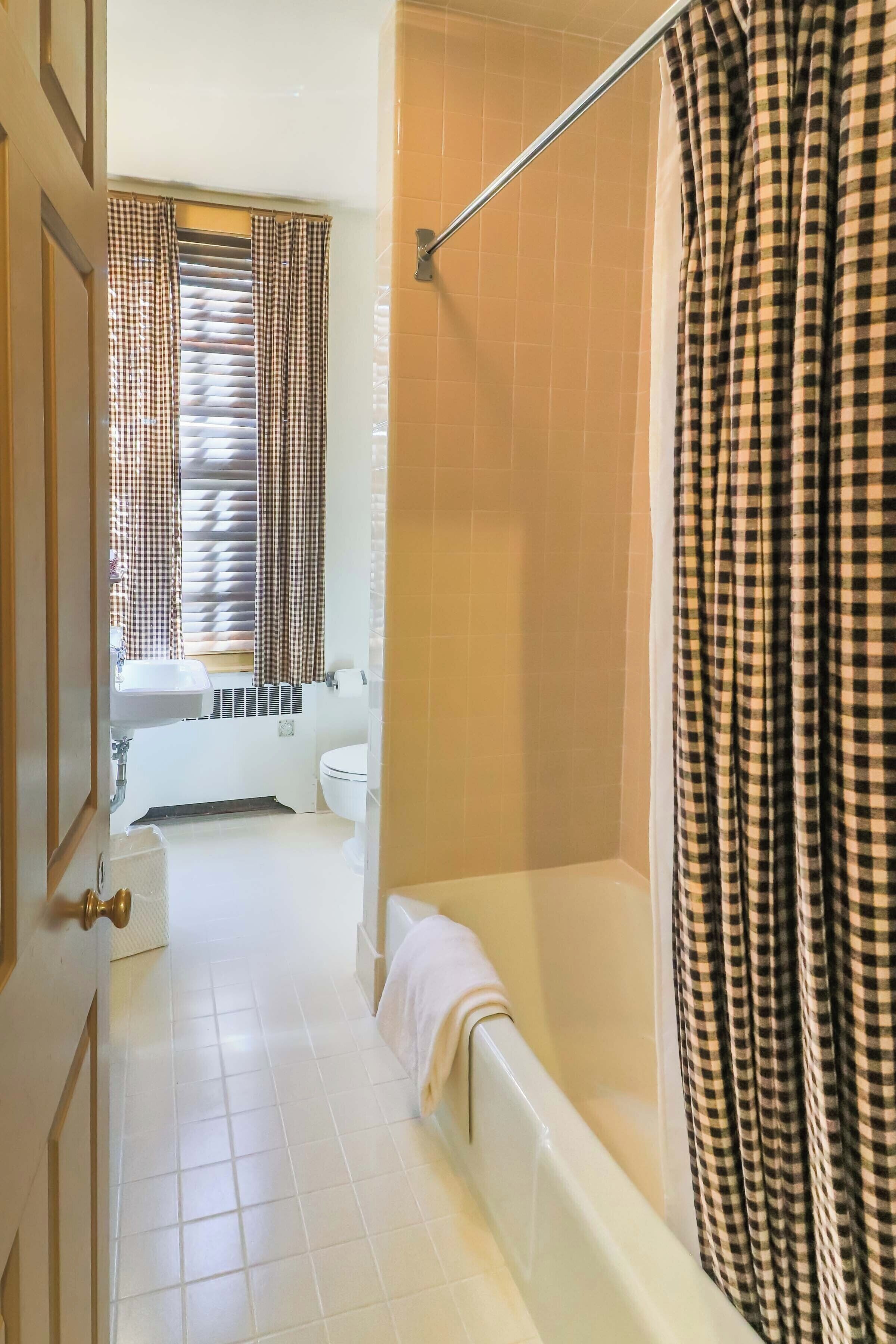 classic house, 2 bedrooms | bathroom | combined shower/bathtub, designer toiletries, hair dryer, towels