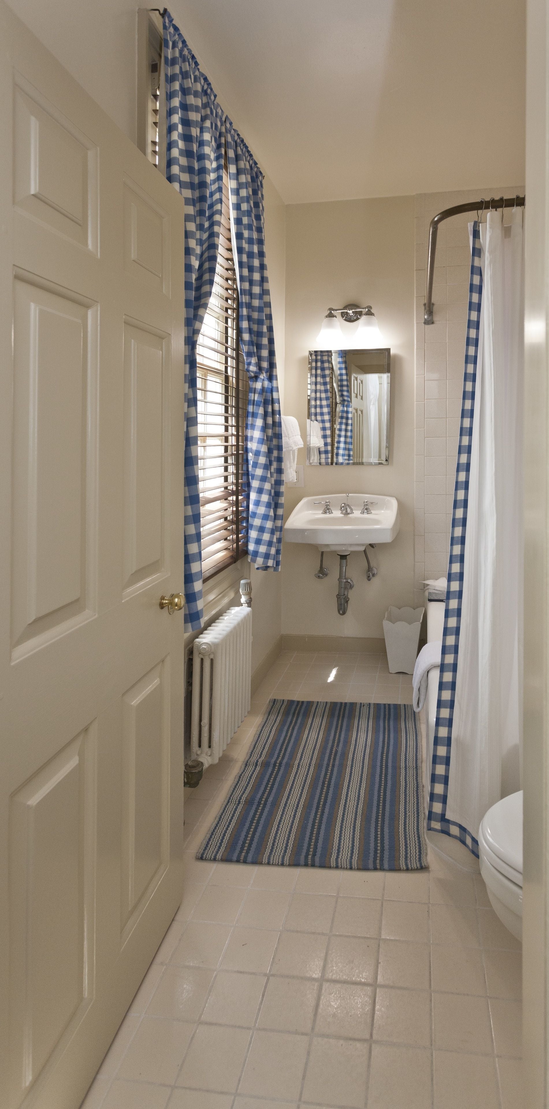 classic house, 1 queen bed with sofa bed, fireplace, garden view | bathroom | combined shower/bathtub, designer toiletries, hair dryer, towels