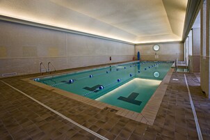 Una piscina cubierta, 2 piscinas al aire libre, sombrillas, tumbonas
