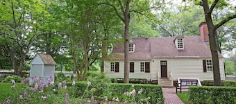 Colonial Houses, an Official Colonial Williamsburg Hotel