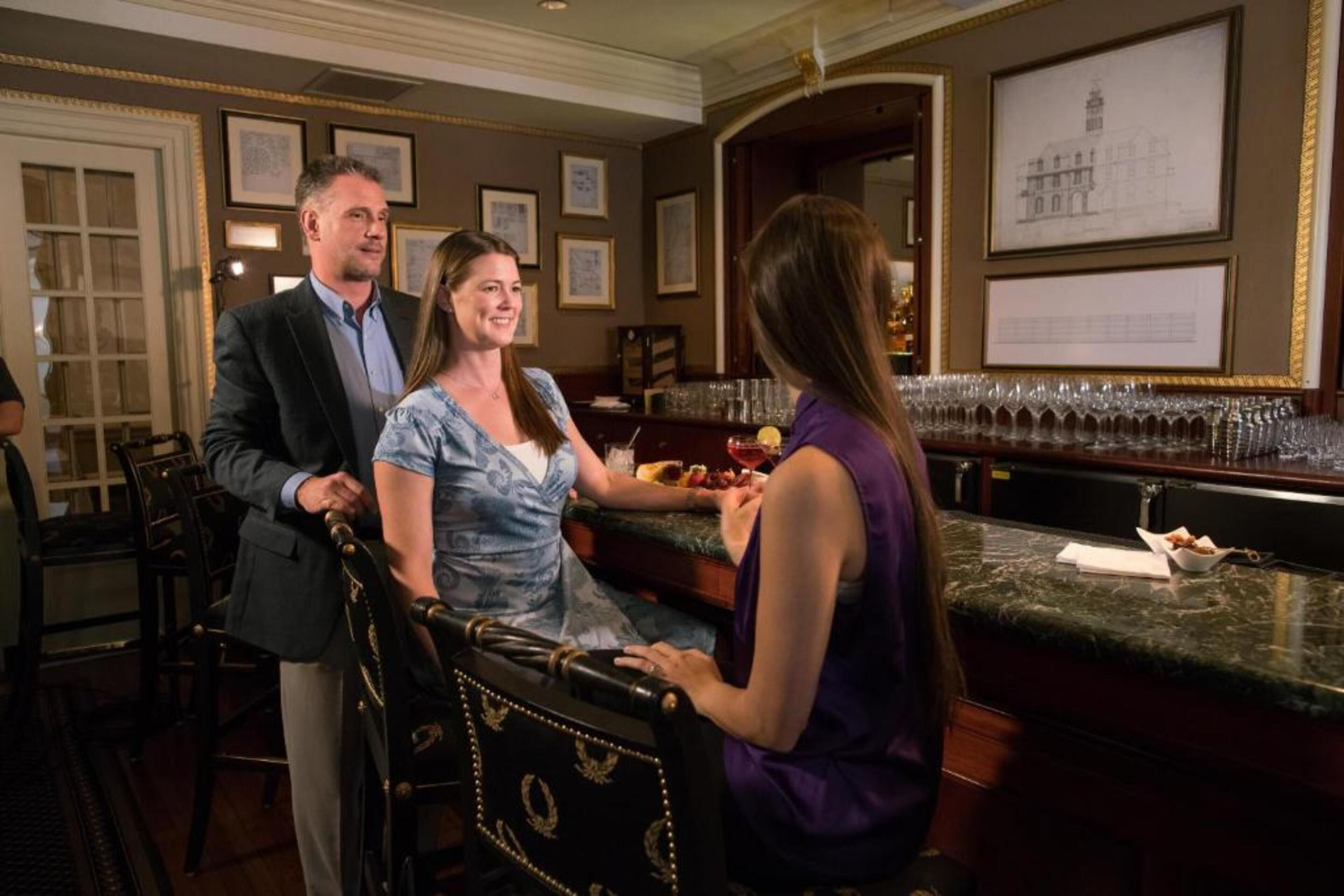 Bar de copas con vistas al jardín (abre todos los días)