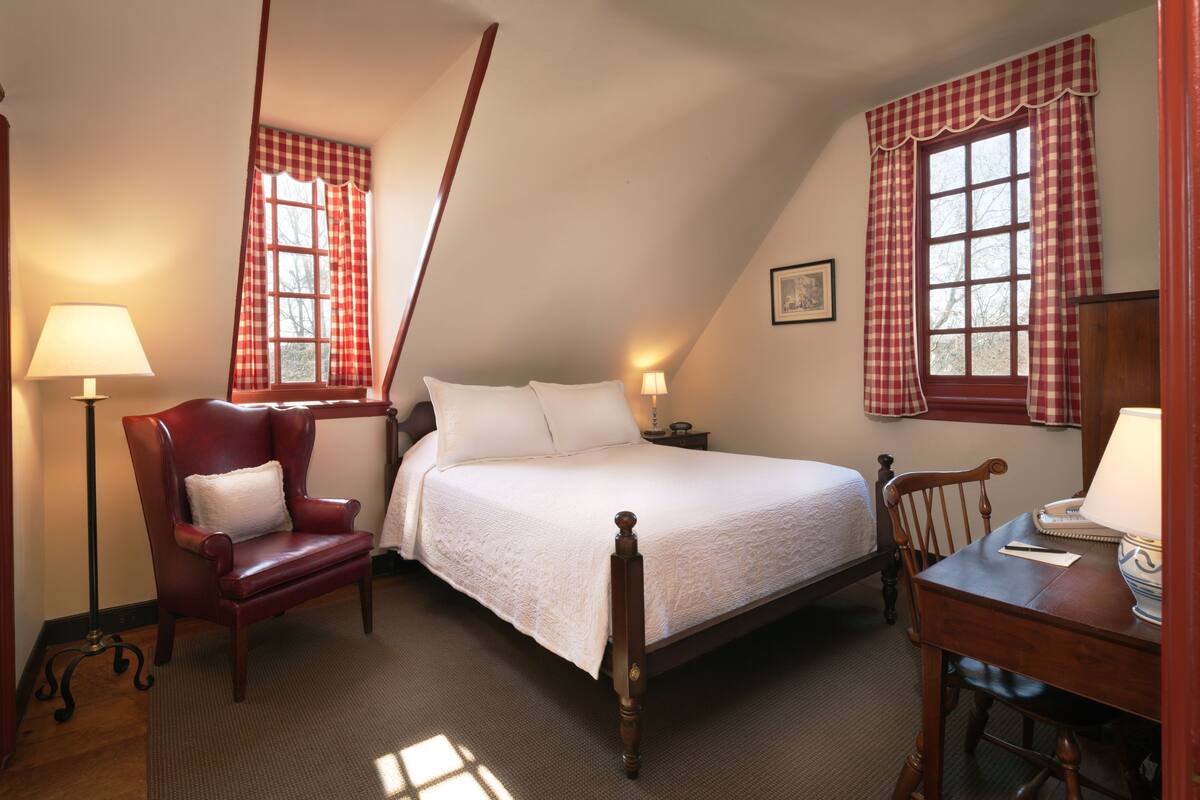 Classic Room, 1 Double Bed | Egyptian cotton sheets, premium bedding, pillow-top beds, desk