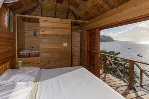 Appartement, 2 chambres, 2 salles de bains, vue mer | Coffres-forts dans les chambres, fer et planche à repasser