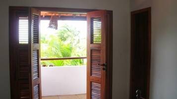 Frigobar, cofres nos quartos, escrivaninha