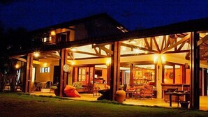 A large, open-plan house with multiple rooms and a covered outdoor area. - Pousada Point Break (Caucaia)