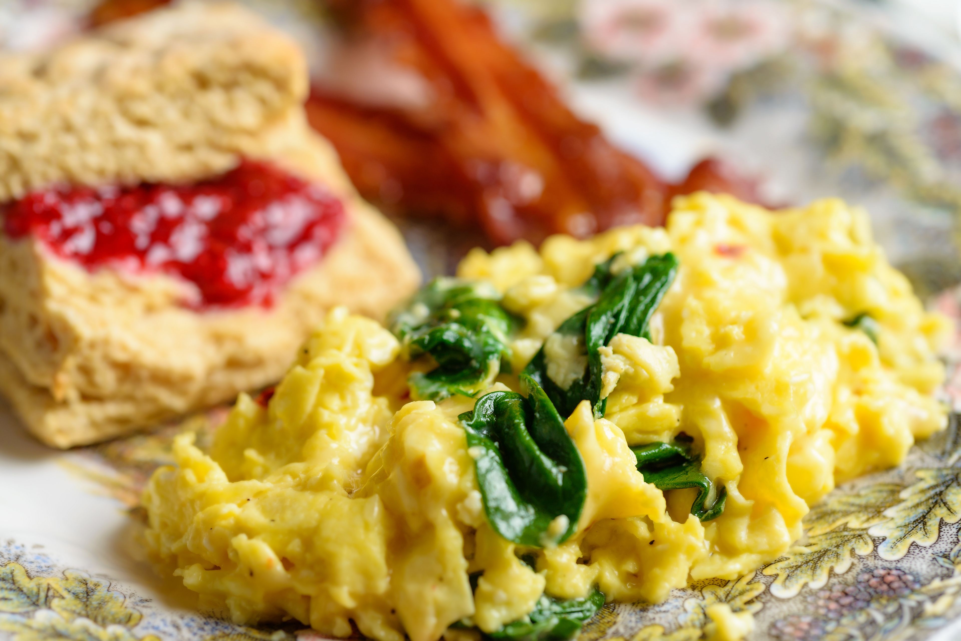 Huevos revueltos con espinacas y un bizcocho con mermelada.