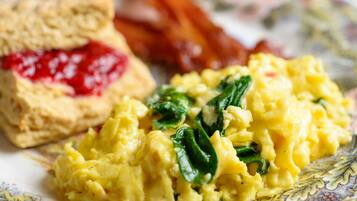 Huevos revueltos con espinacas y un bizcocho con mermelada.