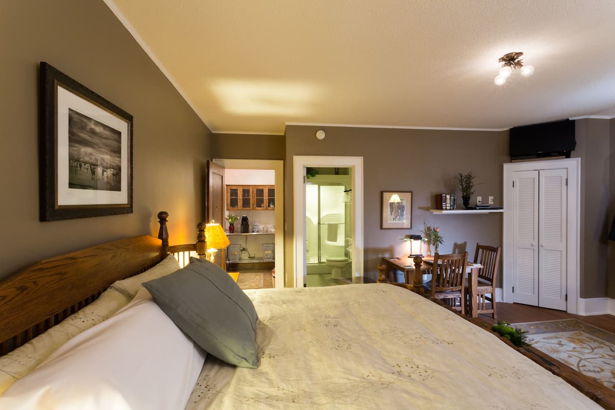 room, patio (burt room with steam shower) | premium bedding, desk, iron/ironing board, free wifi