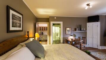 Kamer, terras (Burt Room with Steam Shower) | Luxe beddengoed, een bureau, een strijkplank/strijkijzer, gratis wifi