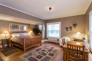 أغطية فراش متميزة ومكتب ومكواة/لوح كي وواي فاي مجانًا