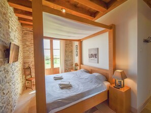 5 bedrooms, iron/ironing board, WiFi