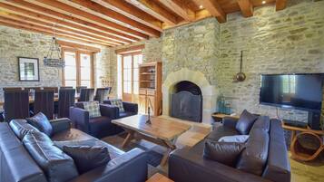 Televisie, een open haard en een dvd-speler