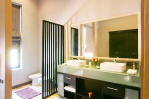 Vila, kamar mandi pribadi (Villas Taos) | Kamar mandi | Shower, pengering rambut, jubah mandi, dan handuk