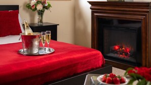 Superior Apartment, Ensuite (Magnolia Chalet) | Frette Italian sheets, premium bedding, soundproofing, WiFi (free) - Pipestem Spa Event Center and Mountain Chalets (Pipestem)