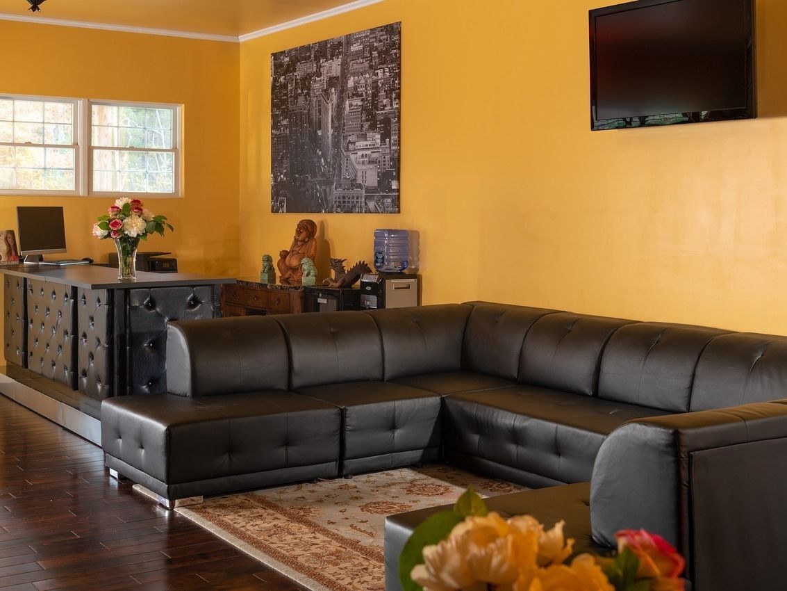 Televisi layar datar 50-inci dengan saluran TV satelit dan TV