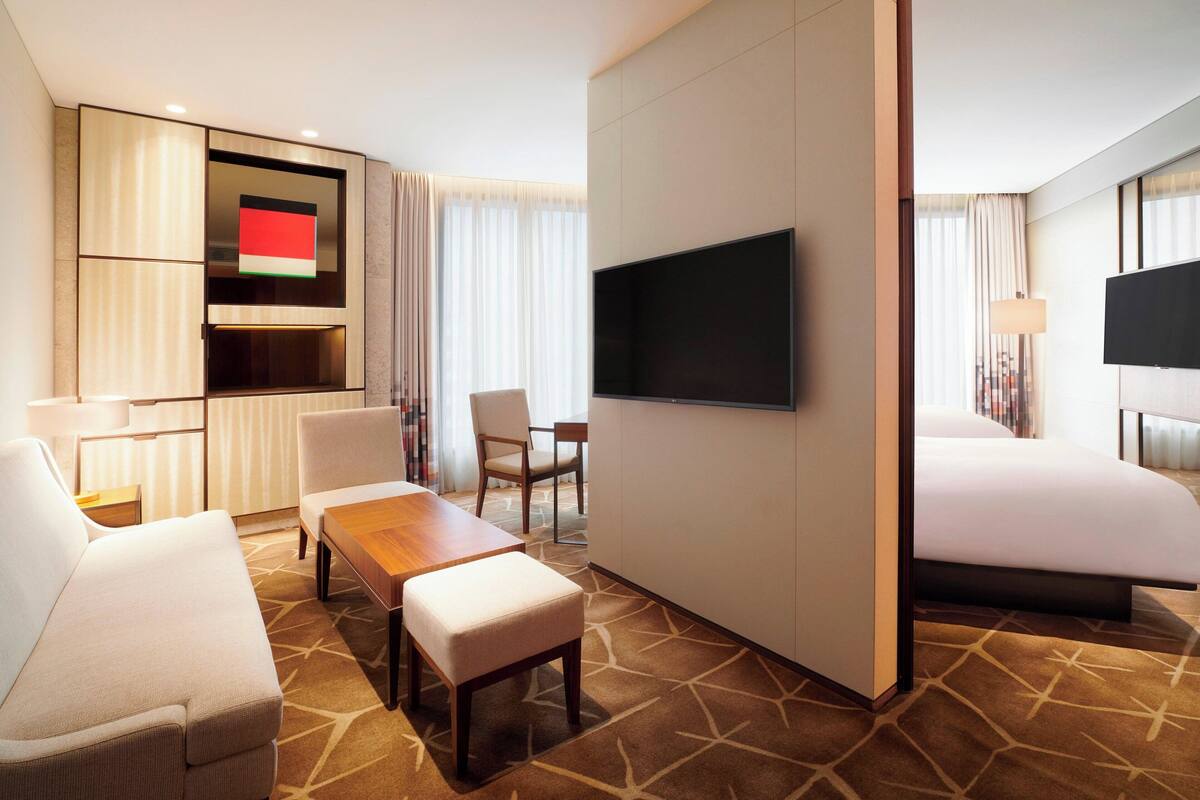 Breezy, Suite, 2 enkeltsenger | Oppholdsrom | LCD-TV