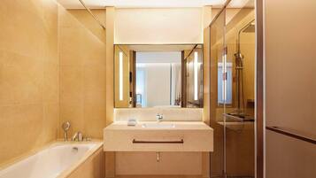 Articles de toilette gratuits, sèche-cheveux, peignoirs, chaussons