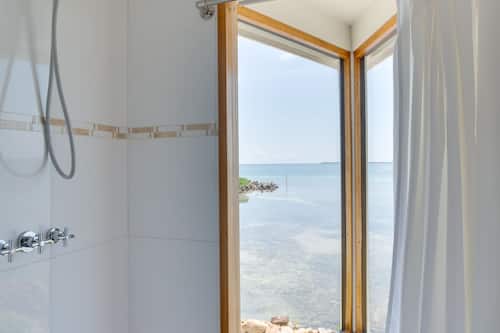 Penthouse Royal, 6 chambres, vue plage, en front de plage | Douche de la salle de bain
