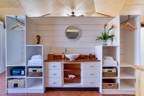 Royal-Penthouse, 6 Schlafzimmer, Strandblick, Strandnähe | Waschbecken im Bad
