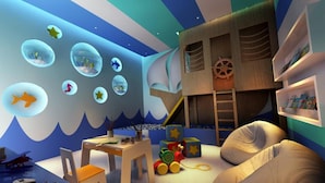 A child's room with a bunk bed, a desk, a toy train, and a bookshelf. - Acqua Suites Maceio (Maceió)