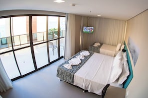 A hotel room with two beds, a large window, and a TV on the wall. - Acqua Suites Maceio (Maceió)