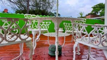 Quarto casal conforto, 1 quarto, terraço, vista para a montanha | Cofres nos quartos, Wi-Fi de cortesia, roupa de cama