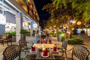 Melayani sarapan dan makan siang dengan sajian masakan internasional