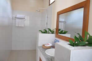 Family Room | Bathroom | Shower, free toiletries, hair dryer, slippers
