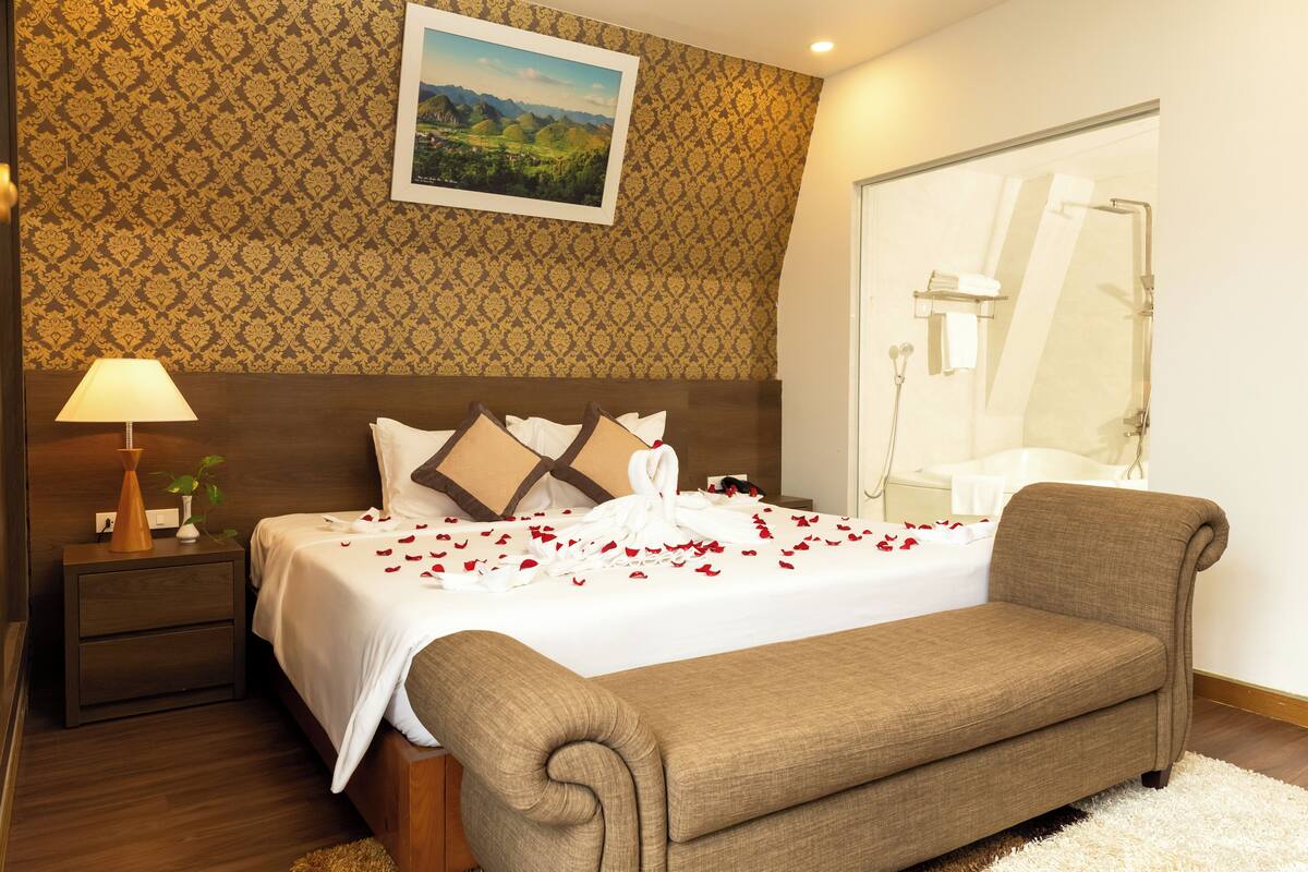 Minibar, két bảo mật tại phòng, bàn 