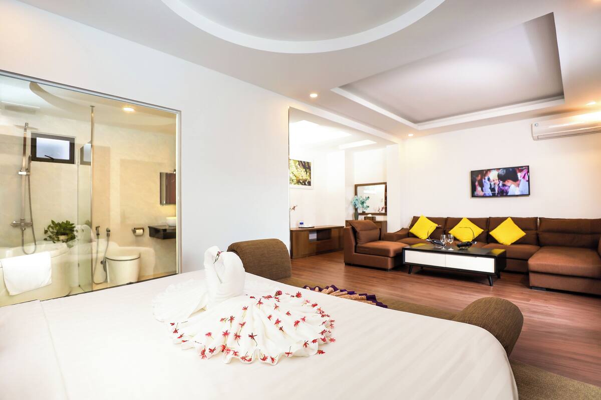 Minibar, két bảo mật tại phòng, bàn 