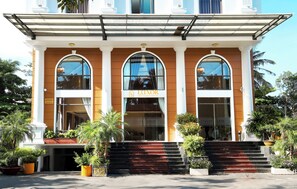 Vista frontal de la propiedad