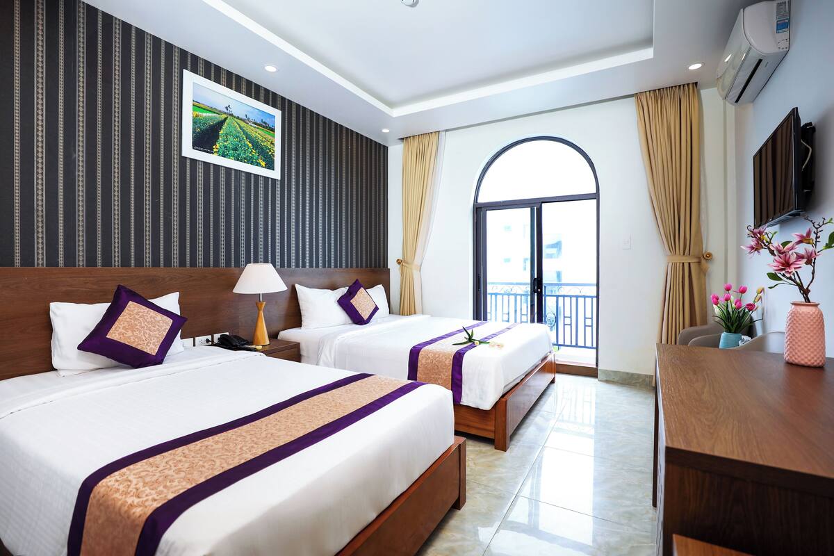 Minibar, két bảo mật tại phòng, bàn