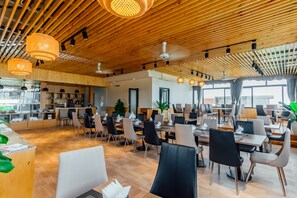 Se sirven desayunos, comidas, cenas y cocina local e internacional 