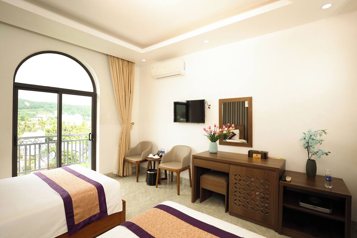 Minibar, két bảo mật tại phòng, bàn 