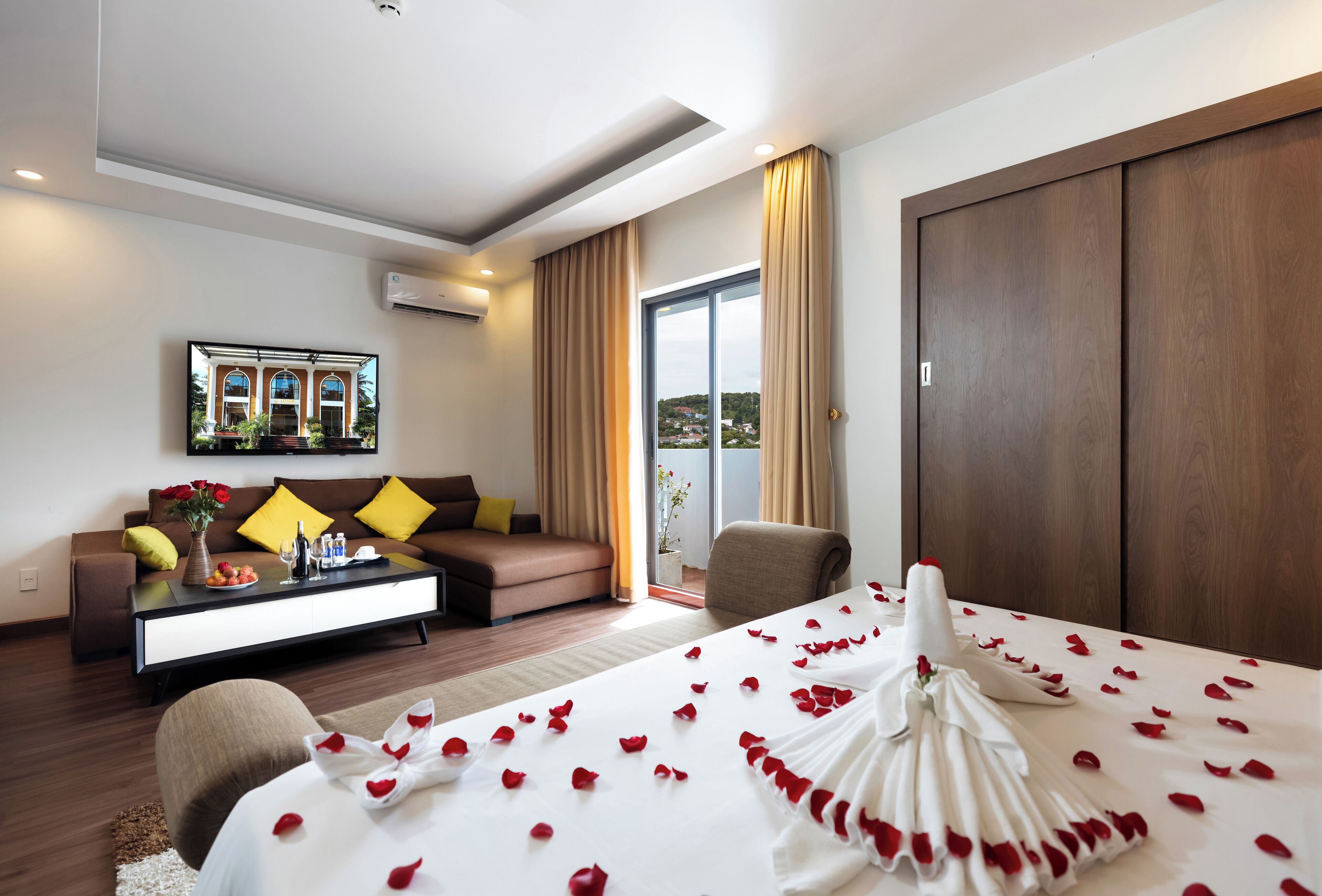 Suite Garden View | Minibar, in-room safe, individually furnished, desk