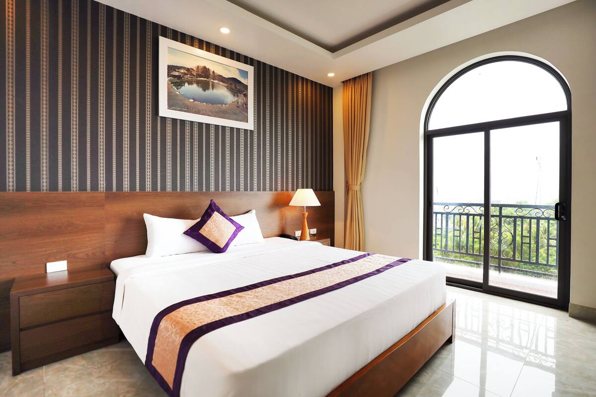 Minibar, két bảo mật tại phòng, bàn