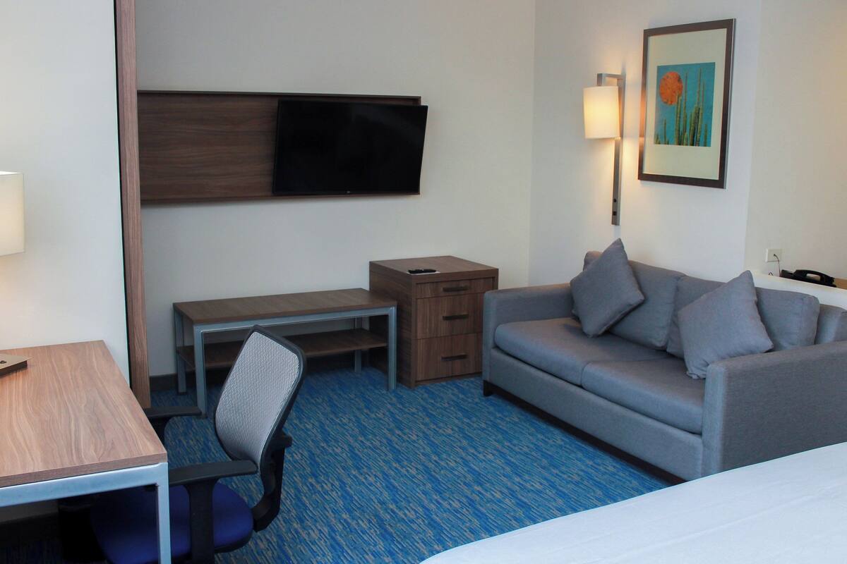 Junior Suite, 1 King Bed | In-room safe, desk, iron/ironing board, free cribs/infant beds