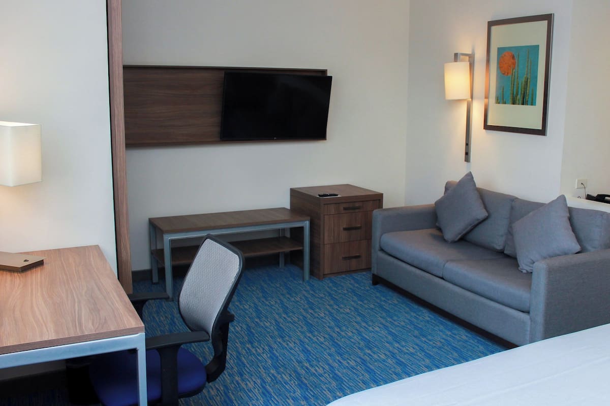 Junior Suite, 1 King Bed | In-room safe, desk, iron/ironing board, free cribs/infant beds