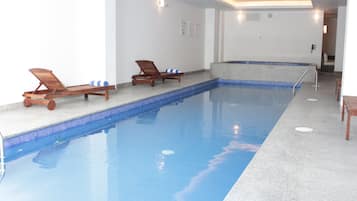 Piscina interna, espreguiçadeiras