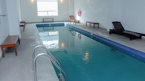 Piscine couverte, chaises longues